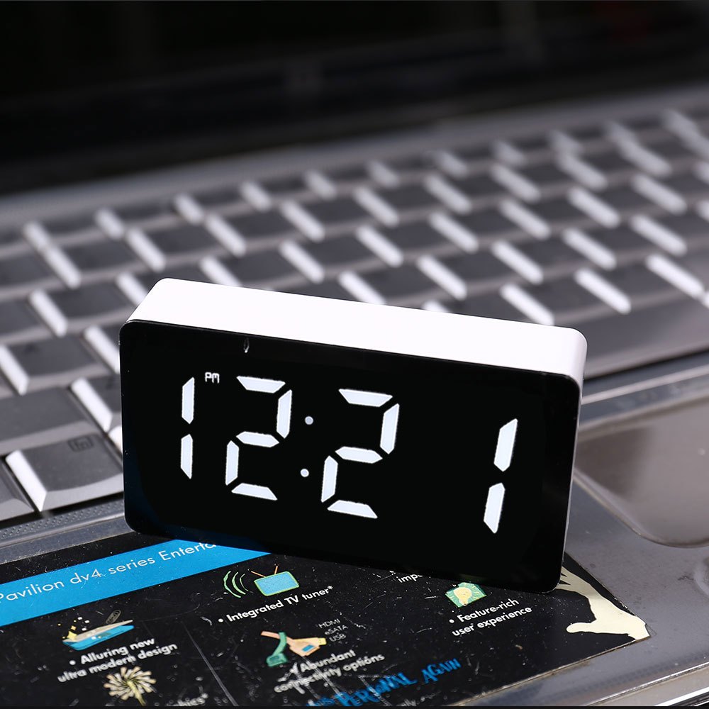 Elektroniczny zegarek LED Lust – Tech Accessories Desk recenzja i cena